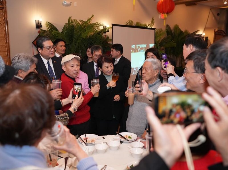 台中市長盧秀燕（中）率團訪美，美東時間13日受邀在波士頓僑宴演說，並向與會僑領舉杯致意，互動熱絡。（台中市政府提供）中央社記者趙麗妍傳真　115年3月14日