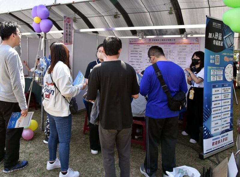 勞動部雲嘉南分署斗六就業中心14日在雲林古坑綠色隧道舉辦徵才活動，36家廠商釋出逾1200個職缺，近5成職缺月薪達新台幣3萬5000元，吸引不少民眾前往謀職。（斗六就業中心提供）中央社記者黃國芳傳真　115年3月14日