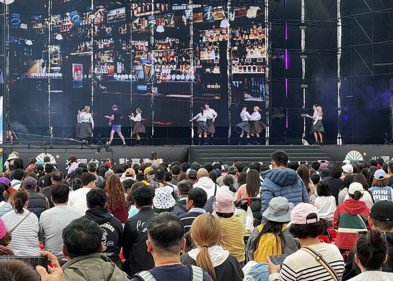 2026台灣燈會在嘉義，14日為展期倒數第2天且適逢週末，傍晚湧入賞燈人潮，且周邊道路出現塞車潮。縣長翁章梁透過臉書發文呼籲尚未出門民眾明日再來賞燈。（民眾提供）中央社記者黃國芳傳真　115年3月14日