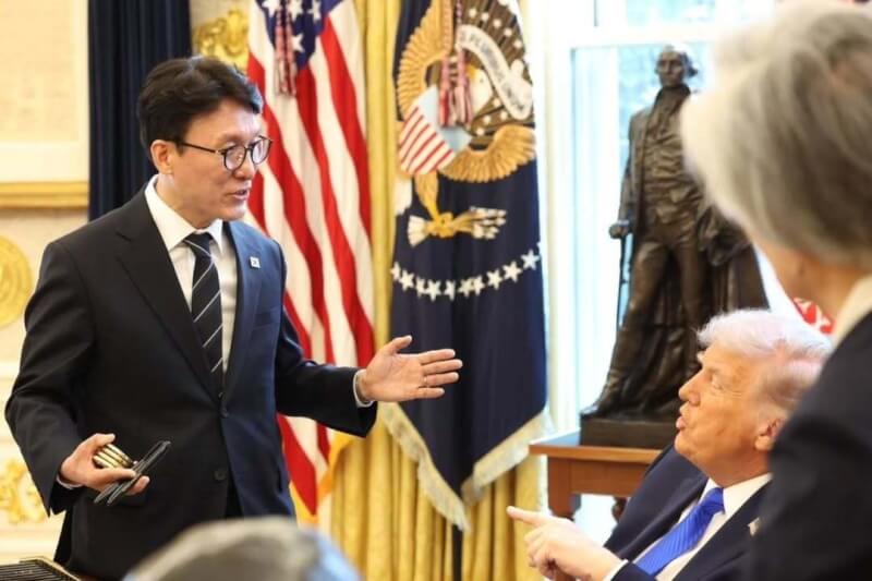 南韓國務總理金民錫（左）14日在白宮與美國總統川普會談。（圖取自x.com/ms2030）