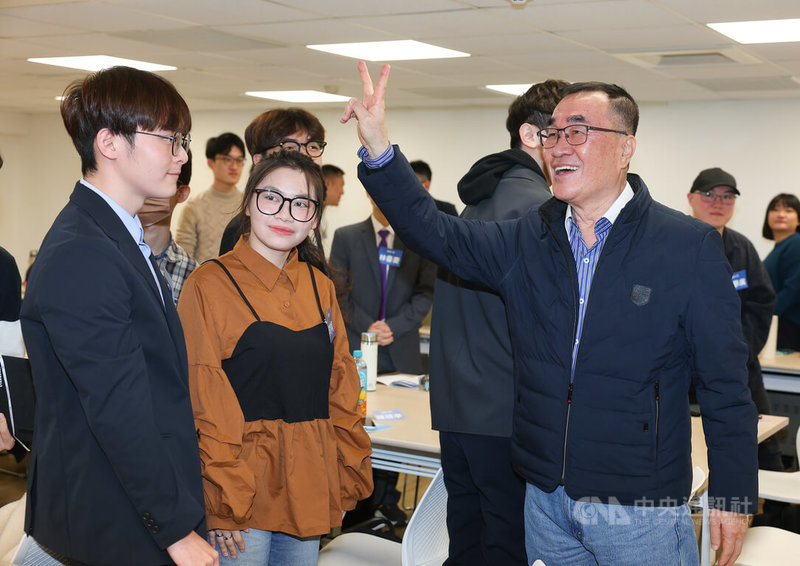 「模擬Mega City：模擬方城市」營隊14日在台北舉行，國民黨新北市長參選人李四川（前右）應邀出席與會，開心和現場學員互動。中央社記者謝佳璋攝  115年3月14日