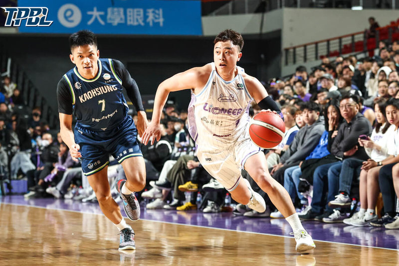 台灣職業籃球大聯盟（TPBL）新竹御嵿攻城獅隊後衛曾柏喻（右），連續2場例行賽繳出本季最高的10次助攻，14日成功幫助球隊擊敗高雄全家海神隊拿勝。（TPBL提供）中央社記者黎建忠傳真　115年3月14日