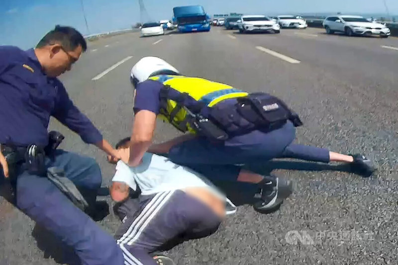 謝姓男子（中）14日駕駛未掛車牌小貨車遇警攔查拒檢逃逸，還多次衝撞警車並開上國道逃竄。南投警方最後在國道3號霧峰系統附近攔截謝男，經快篩發現涉及毒駕，全案依法移送台灣南投地方檢察署偵辦。（翻攝照片）中央社記者鄭維真傳真　115年3月14日