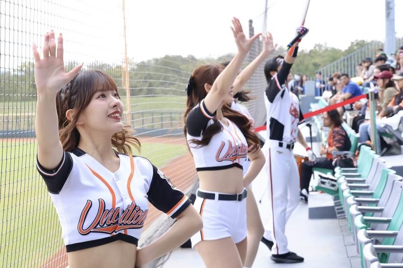 台南亞太國際棒球訓練中心成棒主球場通過中職聯盟認證，29日將迎來首場職棒例行賽，成棒副球場14日則搶先開打熱身賽，統一獅啦啦隊熱力應援。（台南市政府提供）中央社記者張榮祥台南傳真　115年3月14日