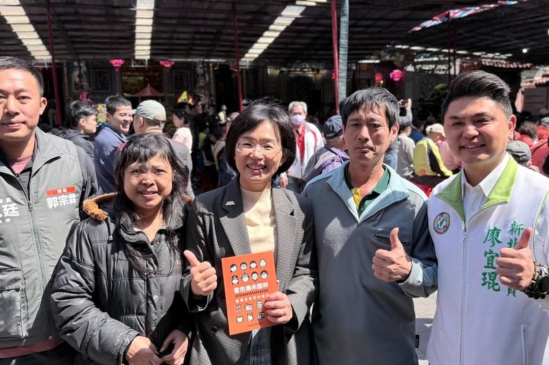 民進黨新北市長提名人、立委蘇巧慧（中）14日在樹林濟安宮參加內政部「台灣全民安全指引」宣講會，並與民眾合影留念。右為民進黨新北市議員廖宜琨。（蘇巧慧辦公室提供）中央社記者黃旭昇傳真　115年3月14日