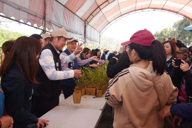響應植樹月，苗栗縣政府與林保署新竹分署14日在竹南鎮官義渡自然公園舉辦植樹節活動，發放2000株原生苗木給民眾，盼為土地扎根，強化環境韌性。（苗栗縣政府提供）中央社記者管瑞平傳真　115年3月14日