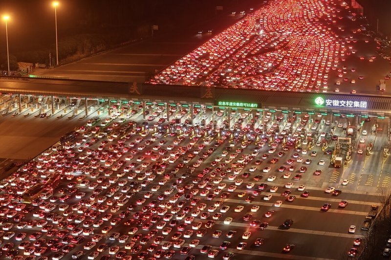 2月22日，位於安徽省的吳莊收費站，迎來密集返程車流。該收費站共設有36個車道，是目前中國大陸車道數量最多的高速公路收費站。（中新社提供）中央社　115年3月14日