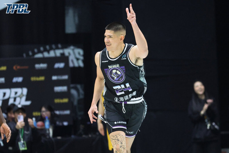 台灣職業籃球大聯盟（TPBL）福爾摩沙夢想家隊14日在主場迎戰新北中信特攻隊，靠著忻沃克（圖）砍進6記三分球、攻下全隊最高的20分，終場就以100比91笑收5連勝。（TPBL提供）中央社記者陳容琛傳真　115年3月14日