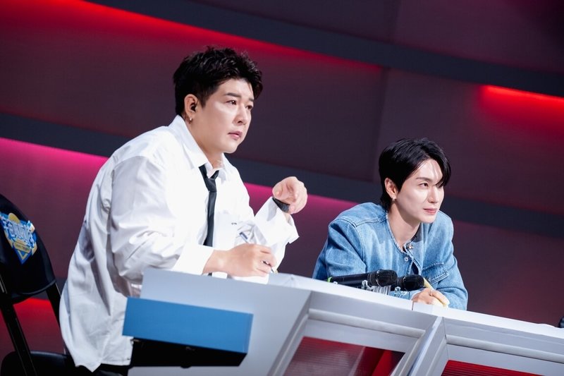 韓團Super Junior成員神童（左）、利特（右）來台擔任選秀節目「宇宙啦啦隊」評審，看到女孩們挑戰Super Junior經典舞蹈，神童一度感動泛淚。（緯來電視網提供）中央社記者洪素津傳真　115年3月14日