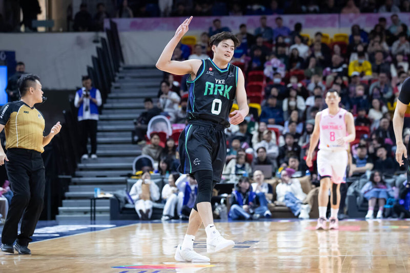 台灣職籃P.LEAGUE+洋基工程隊14日交手台北富邦勇士隊，靠著狀元郎葉惟捷（中）攻下生涯新高24分，終場洋基就以102比94拿到隊史首度2連勝。（PLG提供）中央社記者陳容琛傳真　115年3月14日