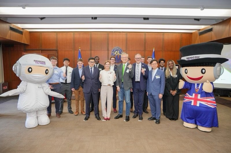 外交部政務次長吳志中（前排綠領帶者）13日主持「台英半導體聯合培力計畫」人才交流茶會，與出席交流茶會的貴賓及英國學生合影。（外交部提供）中央社記者吳書緯傳真　115年3月14日