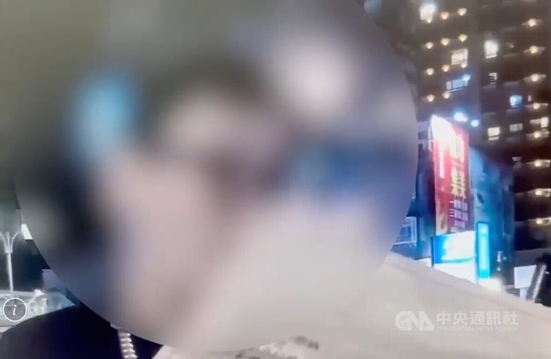 台北市警察局中山分局14日表示，林姓男子日前在捷運站內吃水煎包遭罰，後因心生不滿，13日晚間搭車至捷運民權西路站想申訴，但因情緒過於激動，警方獲報到場處理、勸阻，林男情緒穩定後自行離去。（翻攝畫面）中央社記者劉建邦傳真　115年3月14日