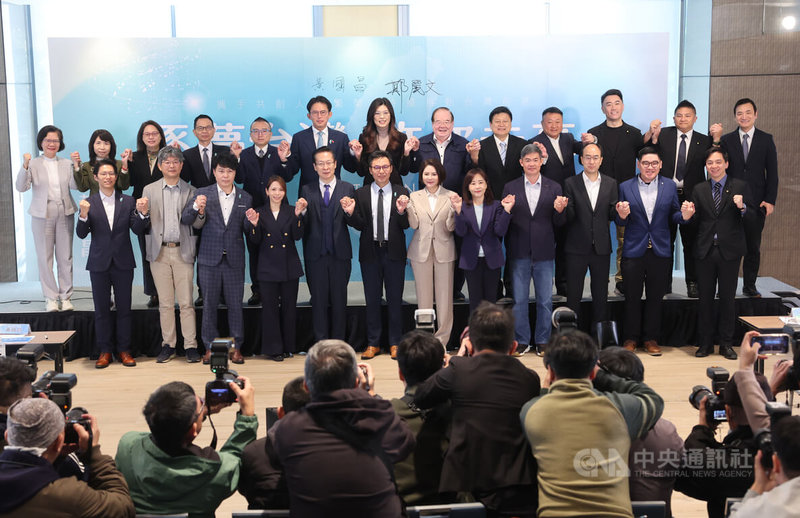 國民黨主席鄭麗文（後排左7）、台灣民眾黨主席黃國昌（後排左6）14日上午在新北市新莊召開共同政見記者會，兩黨與會貴賓上台合影。中央社記者趙世勳攝 115年3月14日