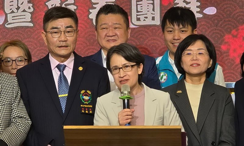 副總統蕭美琴（前中）14日晚間到新北市出席新北市雲林同鄉會總會第6屆第2次理監事聯席會議暨115年新春團拜，會中推薦民進黨立委蘇巧慧（前右）是有創意與衝勁的年輕人。（民眾提供）中央社記者黃旭昇傳真　115年3月14日