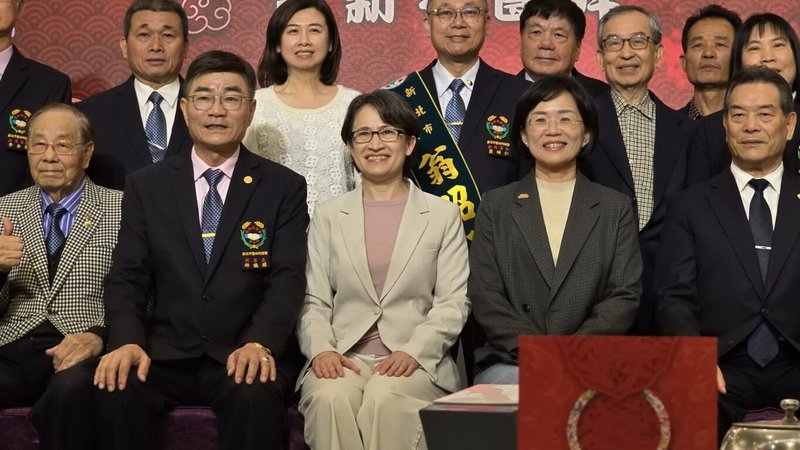 新北市雲林同鄉會總會第6屆第2次理監事聯席會議暨115年新春團拜14日晚間在新北板橋舉行，副總統蕭美琴（前中）、民進黨立委蘇巧慧（前右2）等人出席，並與理事長邱識琪（前左2）等人合影。（民眾提供）中央社記者黃旭昇傳真　115年3月14日