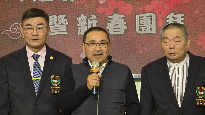 新北市雲林同鄉會總會14日晚間在板橋舉行第6屆第2次理監事聯席會議暨115年新春團拜，新北市長侯友宜（中）應邀出席並致詞。左為新北市雲林同鄉會總會理事長邱識琪。（民眾提供）中央社記者黃旭昇傳真　115年3月14日