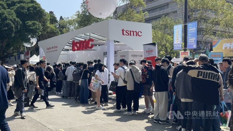 桃竹苗OpenHouse就業博覽會14日在國立陽明交通大學光復校區登場，集結逾200家企業、釋出上萬個職缺，不少民眾瞄準AI前景搶布局，半導體大廠攤位人氣最夯。中央社記者魯鋼駿攝　115年3月14日