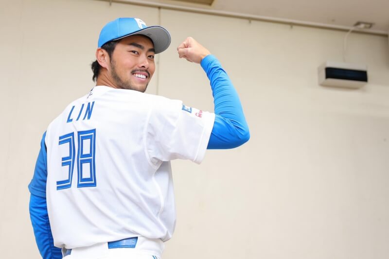 台灣捕手林家正轉戰日職北海道日本火腿鬥士隊，14日在加盟記者會上身穿38號球衣亮相。（圖取自facebook.com/fightersintaiwan）