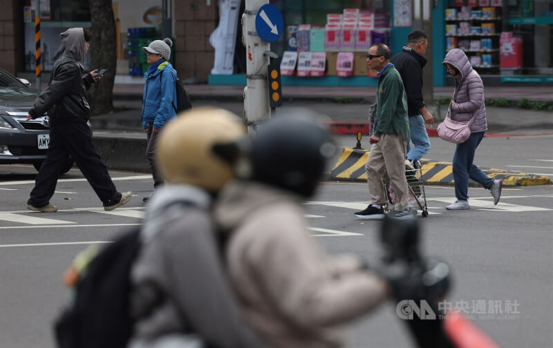 圖為台北市信義區民眾穿著保暖衣物禦寒。（中央社檔案照片）