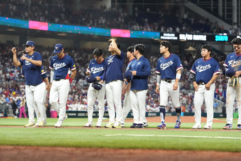 世界棒球經典賽韓國隊14日遭多明尼加隊扣倒、止步8強。圖為第七局提前輸給多明尼加隊時走下球場的韓國隊球員。（美聯社）