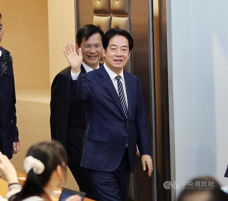 總統賴清德（前）14日在外交部長林佳龍（後）陪同下出席「台灣總統直選30週年與民主韌性研討會」，進場時向大家揮手致意。中央社記者郭日曉攝 115年3月14日