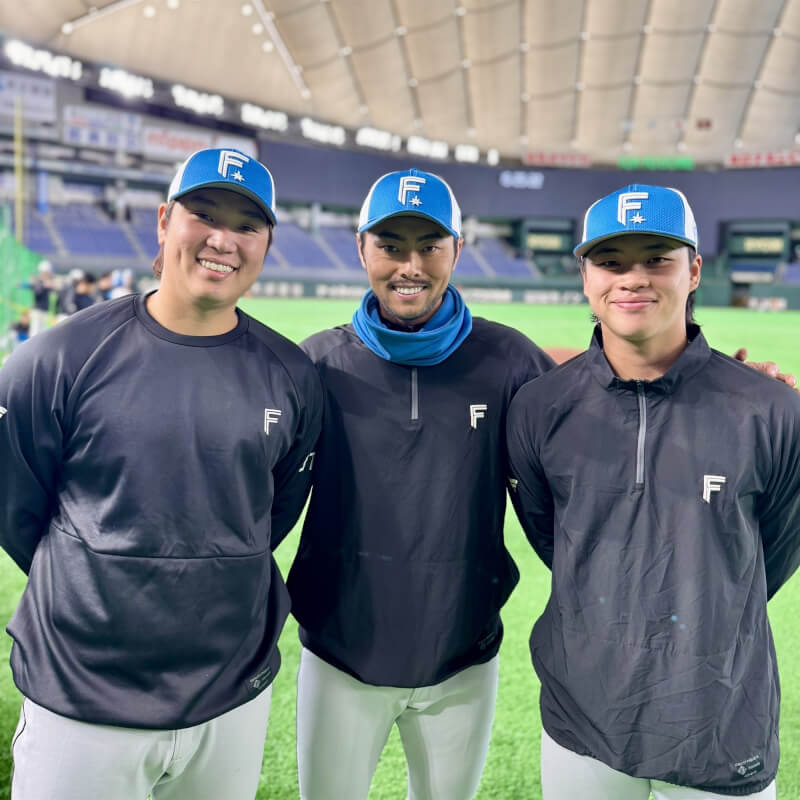 台灣捕手林家正（中）轉戰日職北海道日本火腿鬥士隊，火腿隊14日貼出他和陣中台灣投手古林睿煬（左）、孫易磊（右）的合照。（圖取自x.com/FightersPR）