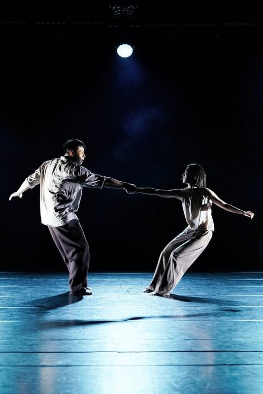 翃舞製作雙人舞蹈作品「推拉」受邀倫敦藝術中心王冠劇院（The Coronet Theatre）演出。（翃舞製作提供，劉人豪攝影） 中央社  115年3月14日