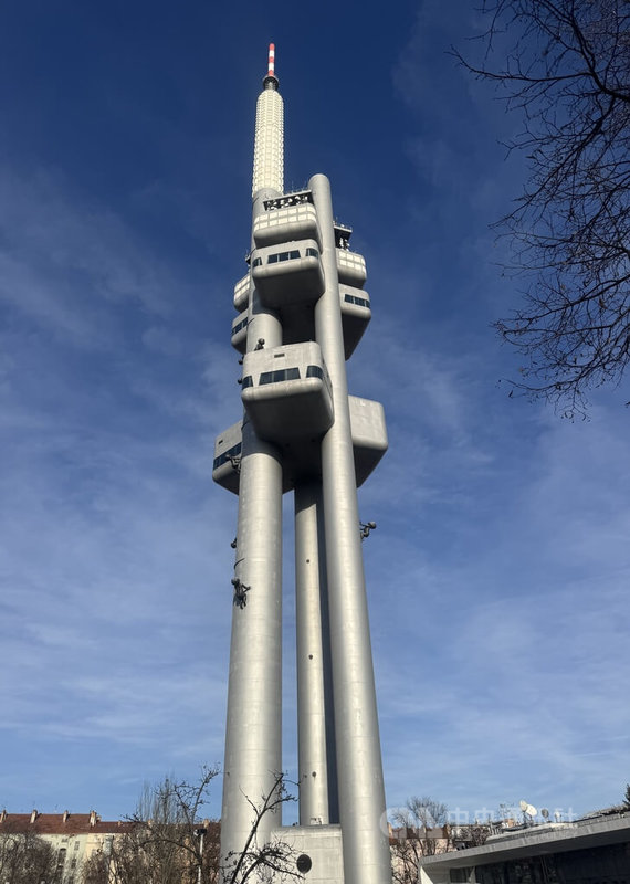 茲科夫電視塔是布拉格最高的建築，也是城市中最引人注目的地標。人們對它的外觀評價兩極，有人欣賞其前衛造型，有人持反對態度。2012年，美國新聞網站CNN將它列為「世界十大最醜建築」之一。中央社記者劉郁葶布拉格攝　115年3月14日