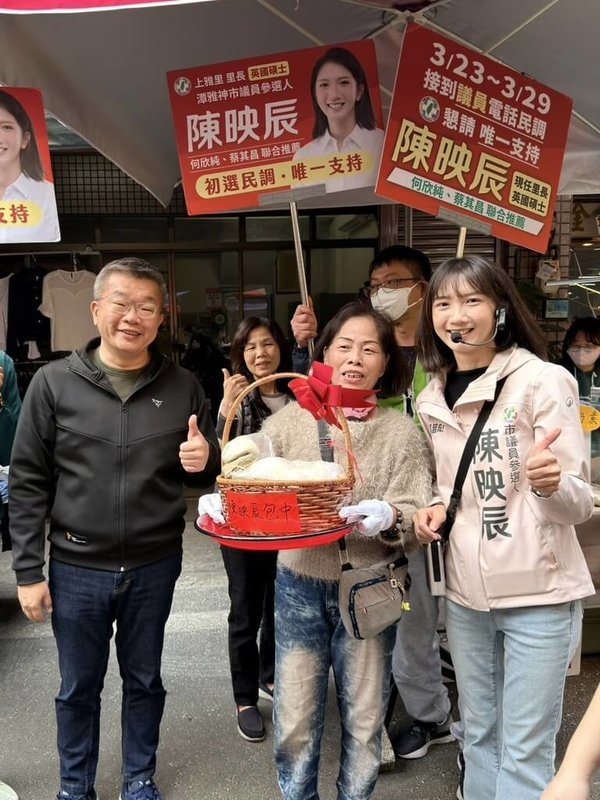 民主進步黨籍立法委員蔡其昌（左）14日陪同黨台中市議員擬參選人陳映辰（右）到大雅市場掃街。（陳映辰提供）中央社記者趙麗妍傳真 115年3月14日