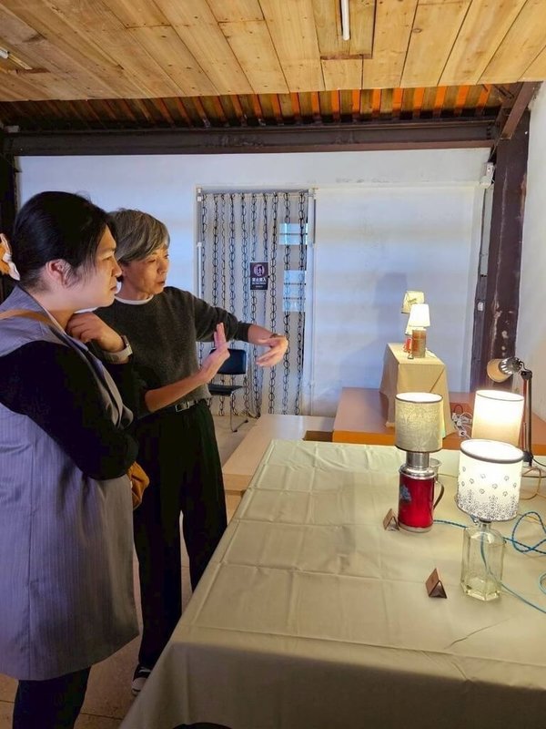 由港、台藝術文化工作者組成的團體「藝術是Q彈」，14日在台北萬華剝皮寮歷史街區舉辦「移植」Transplantation心理健康X設計講座。資深室內設計師許麗玲介紹作品解說設計理念。（台港經濟文化合作策進會提供）中央社記者廖文綺傳真　115年3月14日