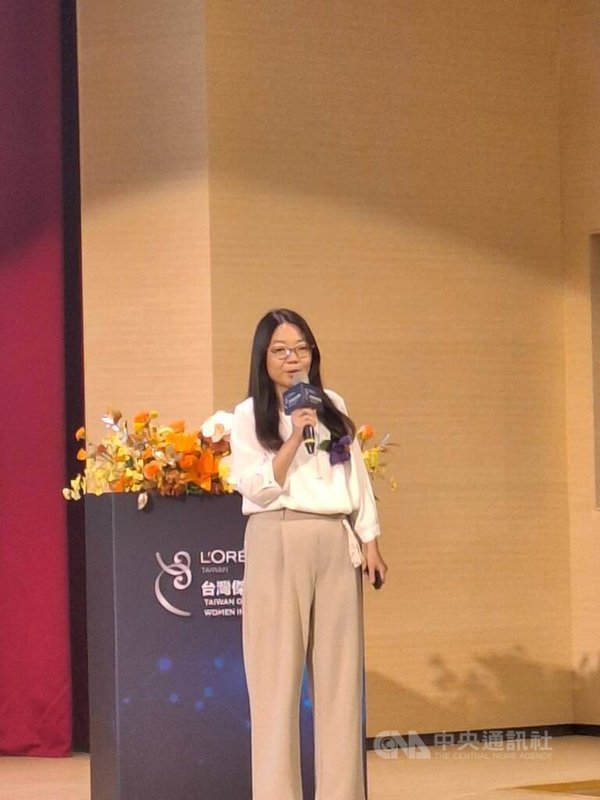 陽明交大生命科學系暨基因體科學研究所助理教授袁維謙,帶領團隊找到參與肝細胞再生與肝腫瘤生成重要基因與訊息傳遞路徑,獲得第19屆台灣傑出女科學家獎「新秀獎」。中央社記者許秩維攝 115年3月14日