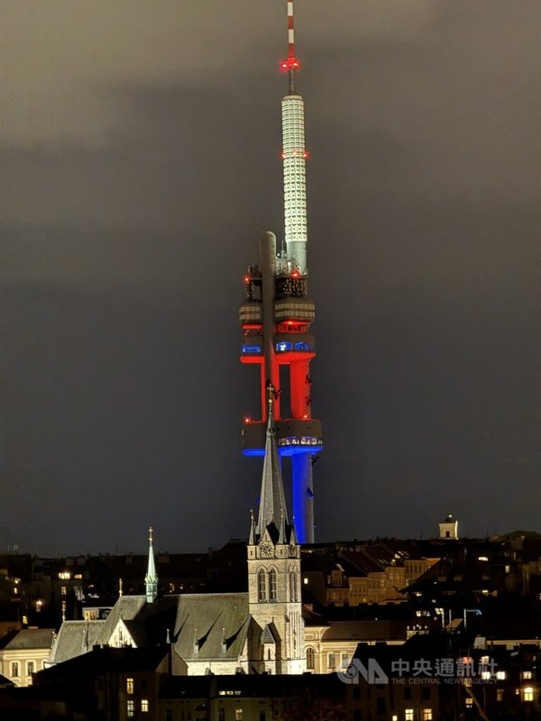 位在捷克首都布拉格的茲科夫電視塔（Žižkov Television Tower），夜間會被打上紅、藍燈光，燈光會隨節日而變化。中央社記者劉郁葶布拉格攝　115年3月14日
