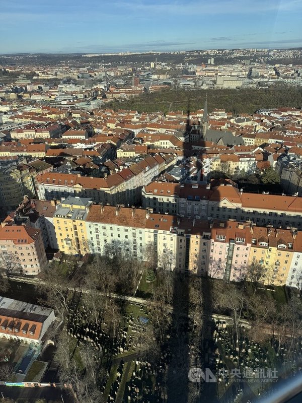 從茲科夫電視塔（Žižkov Television Tower）的觀景台能看見整個布拉格市景，以及鄰近塔台的大型猶太公墓。中央社記者劉郁葶布拉格攝　115年3月14日