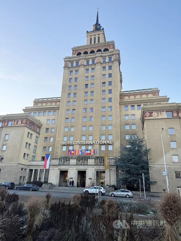 「布拉格國際飯店」建於捷克斯洛伐克共產時期，是捷克少見的史達林式建築代表。它最醒目的特色，是高達16層的塔樓，頂端豎立直徑約1.5公尺的五角星。如今，飯店擁有278間客房與完善的會議設施，每年接待來自世界各地的旅客。中央社記者劉郁葶布拉格攝　115年3月14日