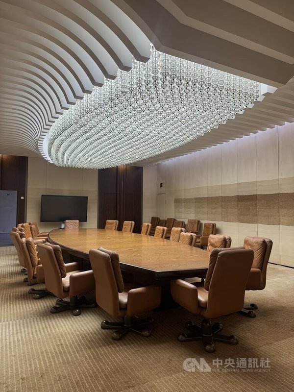 布拉格會議中心的「南方沙龍」，天花板裝設獨特燈管。因美國演員阿諾史瓦辛格（Arnold Schwarzenegger）曾在此拍攝廣告，又被暱稱為「史瓦辛格沙龍」。中央社記者劉郁葶布拉格攝　115年3月14日