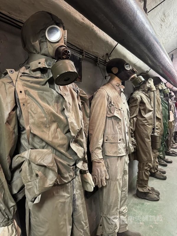 在捷克首都布拉格的地下深處，隱藏著一座建於冷戰時期的核子防空洞，當中展示許多防毒面具與防護裝備。中央社記者劉郁葶布拉格攝 115年3月14日