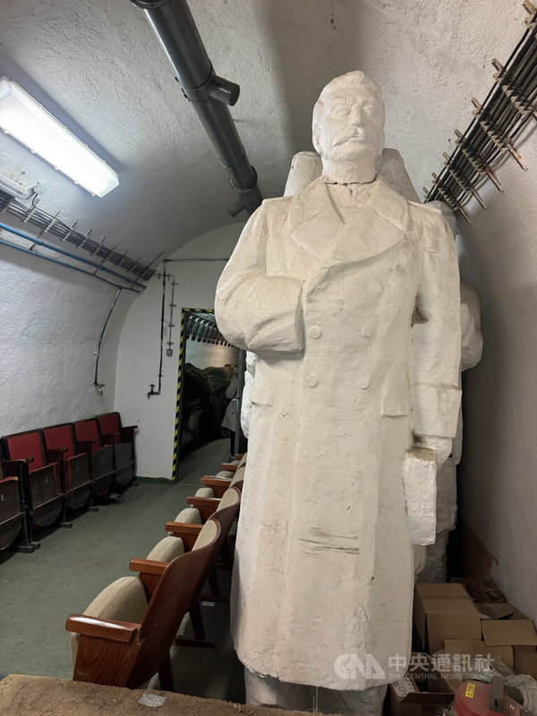 2017年捷克電影「怪物」（Monstrum），呈現史達林紀念碑的設計者什韋茨（Otakar Švec）在政治壓力與藝術理想之間的掙扎，其創作的心理壓力與悲劇命運被搬上大銀幕。圖為拍攝電影「怪物」時使用的史達林紀念碑模型，現收藏在布拉格地下防空洞。中央社記者劉郁葶布拉格攝　115年3月14日