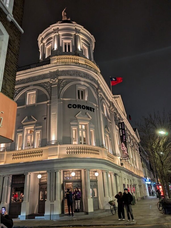 翃舞製作雙人舞蹈作品「推拉」受邀倫敦藝術中心王冠劇院（The Coronet Theatre）演出，英國時間12日首演劇院外升起國旗，演出結束謝幕觀眾掌聲不斷。（駐英國代表處文化組提供） 中央社  115年3月14日