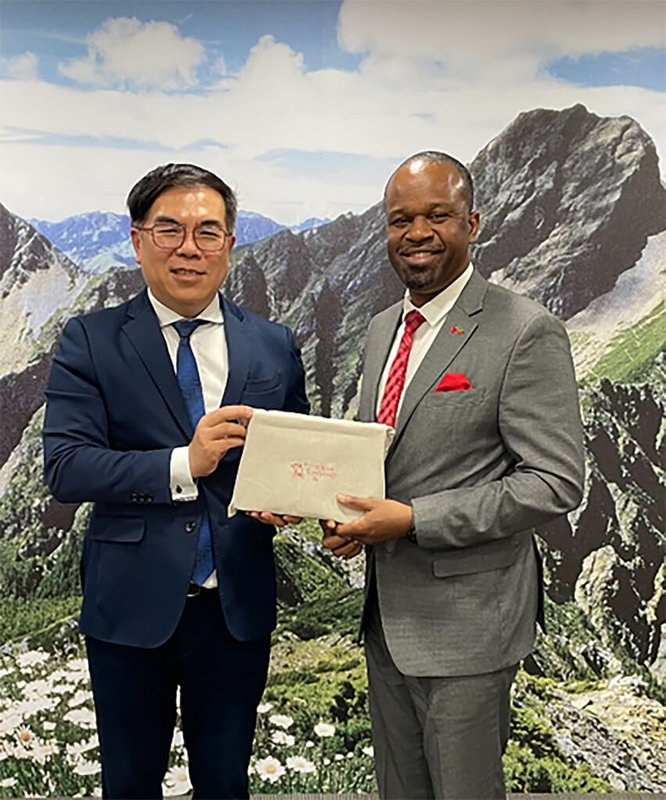 環境部長彭啓明12日會晤聖克里斯多福及尼維斯公共建設部長及環境部長，雙方將成立技術小組規劃再生能源、碳信用等合作，盼在COP31呈現實質合作成果，圖為彭啓明（左）致贈禮品給聖克里斯多福及尼維斯公共建設部長梅納（Konris Maynard）（右）。（環境部提供）中央社記者吳欣紜傳真  115年3月14日