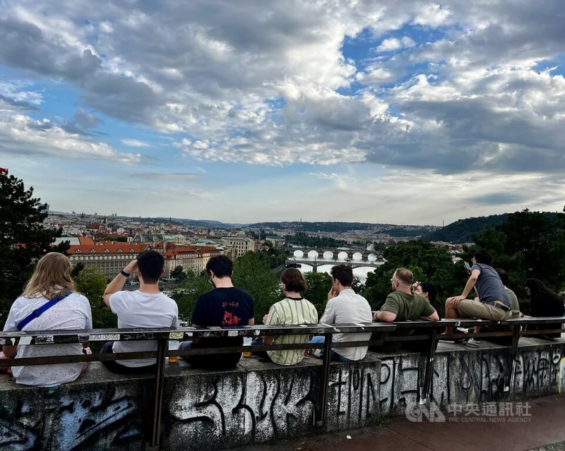 捷克首都布拉格的萊特納公園（Letná Park），適合眺望伏爾塔瓦河與整座城市，吸引布拉格年輕世代聚集。中央社記者劉郁葶布拉格攝　115年3月14日