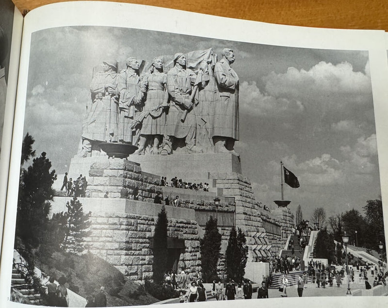 史達林紀念碑1955年在布拉格的萊特納公園正式揭幕，成為當時布拉格最醒目的地標之一，也是歐洲當時最大的群像雕塑。中央社記者劉郁葶布拉格攝　115年3月14日