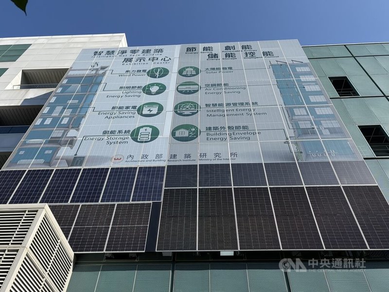 內政部建研所設置全國首座立面彩繪光電驗證成效,民國114年10月數據顯示,相較屋頂型光電,「立面有彩繪」發電效益為屋頂型的51.1%,「立面無彩繪」則能保留近7成的屋頂發電效益。中央社記者高華謙攝 115年3月15日