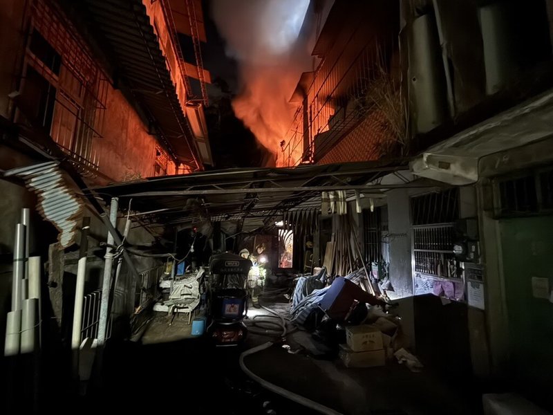 基隆市八德路一間透天厝的2樓15日凌晨發生火警，消防員抵達時已全面燃燒，火勢於凌晨2時44分撲滅，所幸無人傷亡。（讀者提供）中央社記者王朝鈺傳真 115年3月15日