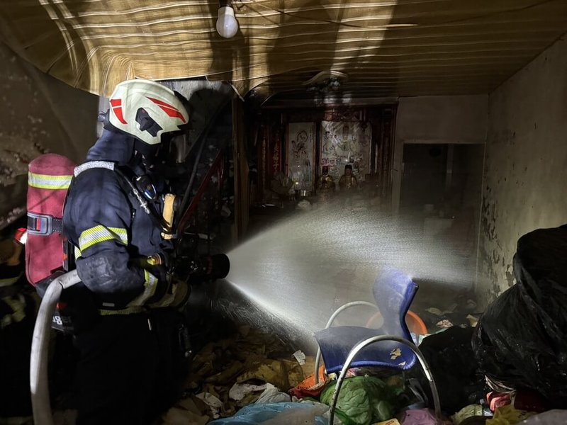 基隆市八德路一間透天厝的2樓15日凌晨發生火警，消防員抵達時已全面燃燒，火勢撲滅後消防員入內清查，發現室內堆放大量雜物，確切起火原因待消防局釐清。（讀者提供）中央社記者王朝鈺傳真 115年3月15日