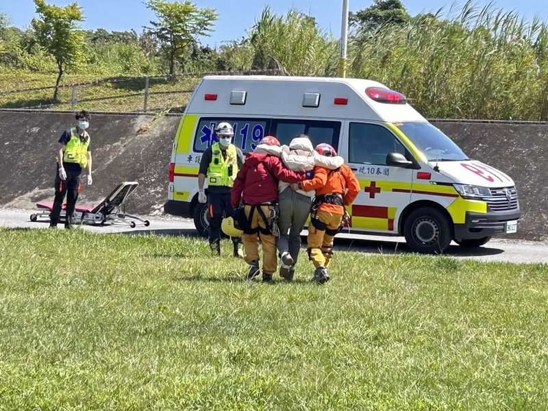 鄒姓男子攀登中央山脈北二段不慎失足造成腳部骨折，花蓮縣消防局獲報申請空勤救援，黑鷹直升機15日進行吊掛，飛返德興棒球場落地後，由救護車送醫治療。（空中勤務總隊第一大隊第三隊提供）中央社記者李先鳳傳真　115年3月15日