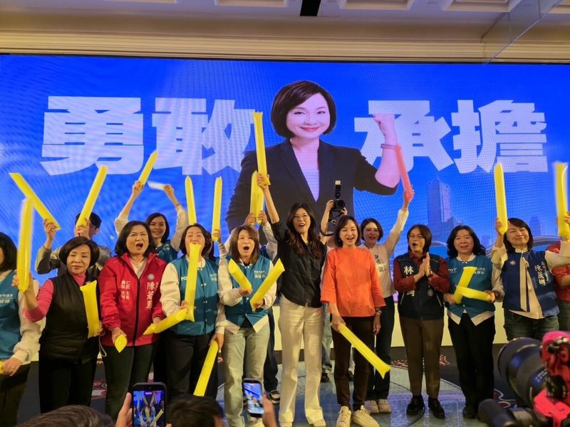 國民黨主席鄭麗文（前中）15日下午出席高雄市黨部新春團拜，黨籍高雄市長參選人、立委柯志恩（右5）等人與會。（國民黨高雄市黨部提供）中央社記者蔡孟妤傳真　115年3月15日