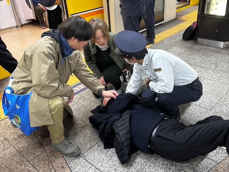 桃園市消防局龍潭分隊隊員張詠惟與楊昱修日前赴日旅行，在東京神田車站協助昏倒民眾，平時對日文有涉略的張詠惟（左1）在現場與傷者進行病情溝通、安撫情緒，也讓後續救護工作順利銜接。（桃園市消防局龍潭分隊提供）中央社記者吳睿騏桃園傳真　115年3月15日