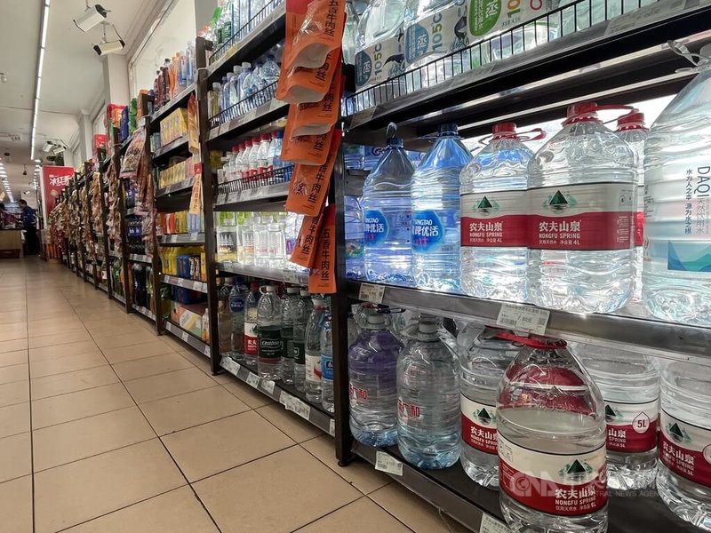 上海一家超市貨架上陳列多款瓶裝水。中央社記者李雅雯上海攝 115年3月15日