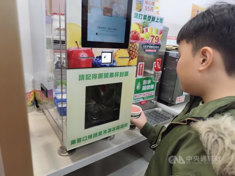 統一超表示,7-ELEVEN今年導入智能果昔機,已於11間門市販售,主要客群為年輕喜愛嚐鮮、或希望補充蔬果的家庭客。中央社記者何秀玲攝 115年3月15日