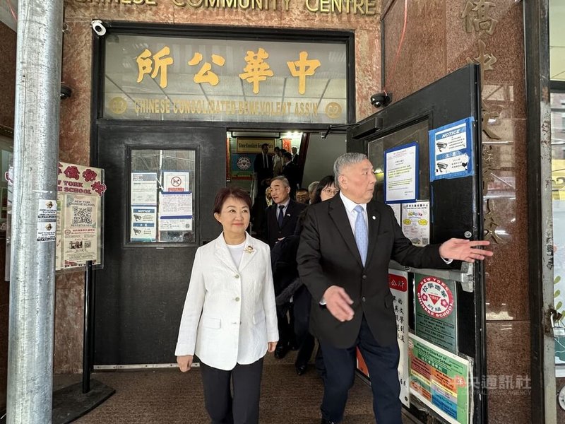 台中市長盧秀燕（左）到訪紐約中華公所，主席伍銳賢（右）出面接待。中央社記者廖漢原紐約攝　115年3月15日